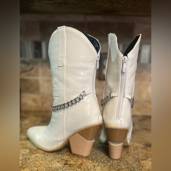 Adorable white ankle booties with chain! - Picture 3 of 4